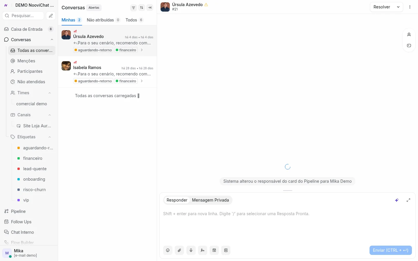 Inbox do NooviChat com uma conversa fictícia selecionada, histórico e o mesmo avatar na lista e no cabeçalho.